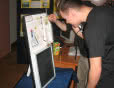 Uczniowie budują panele słoneczne