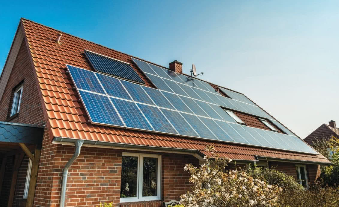 Przygotowanie c.w.u. można realizować za pomocą zestawów solarnych, jak i za pomocą energii elektrycznej pozyskanej z instalacji PV typu off/on-grid. fot. BDR Thermea Poland Przygotowanie c.w.u. można realizować za pomocą zestawów solarnych, jak i za pomocą energii elektrycznej pozyskanej z instalacji PV typu off/on-grid. fot. BDR Thermea Poland